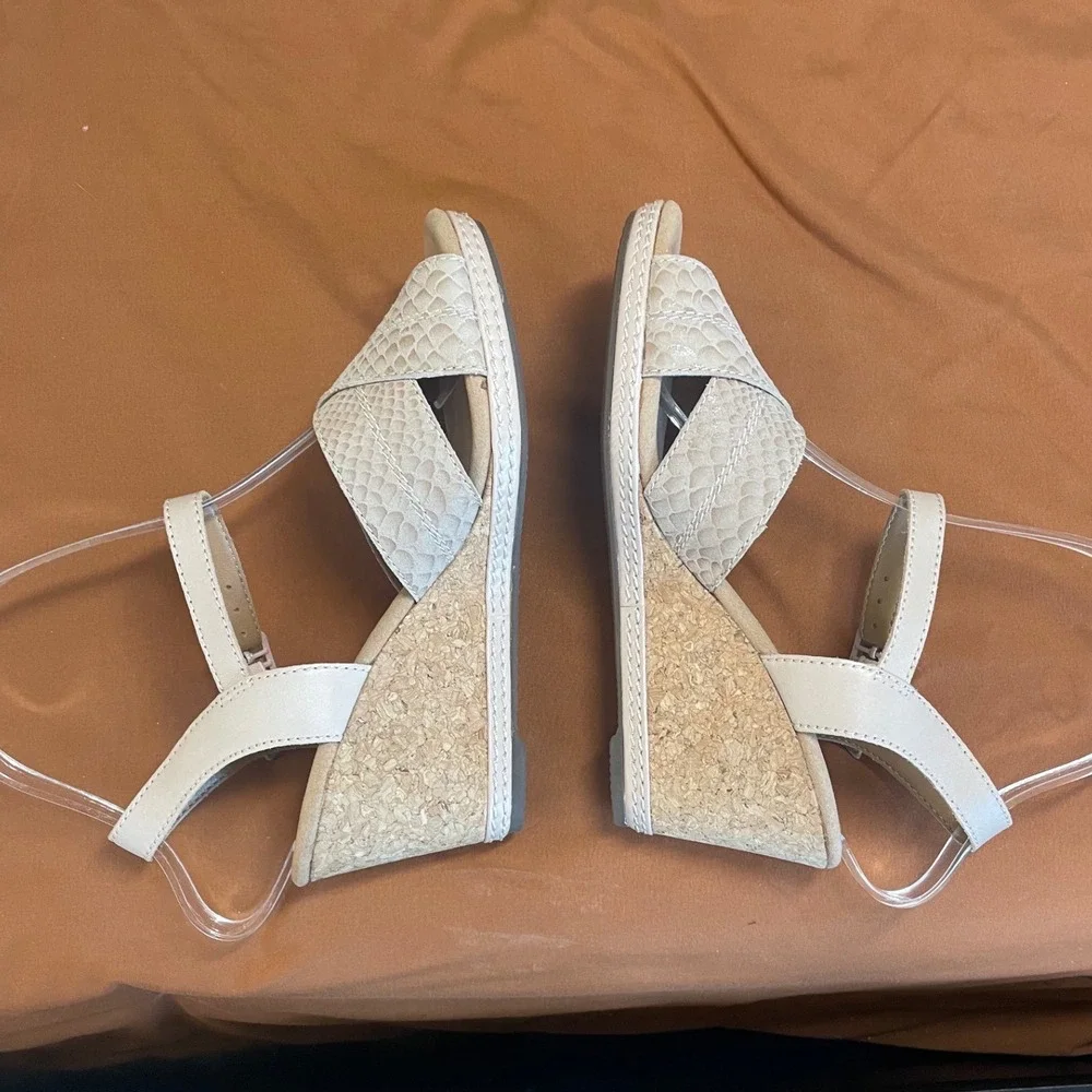 Clarks Cushion Soft Beige Snake Skin Embossed Cork Wedge Sandals Womens Size 6 M